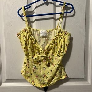 Livi by Olivia Rae Yellow Floral Cropped Tank. Women's small